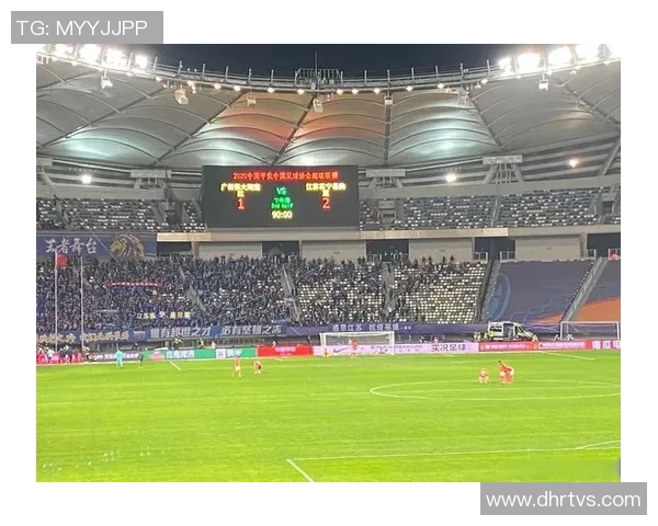 广州恒大主场迎战重庆当代争夺中超联赛关键三分的激烈对决