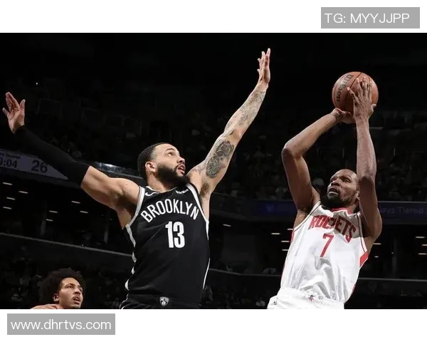 76人对阵篮网激战正酣球星对决引爆全场热情