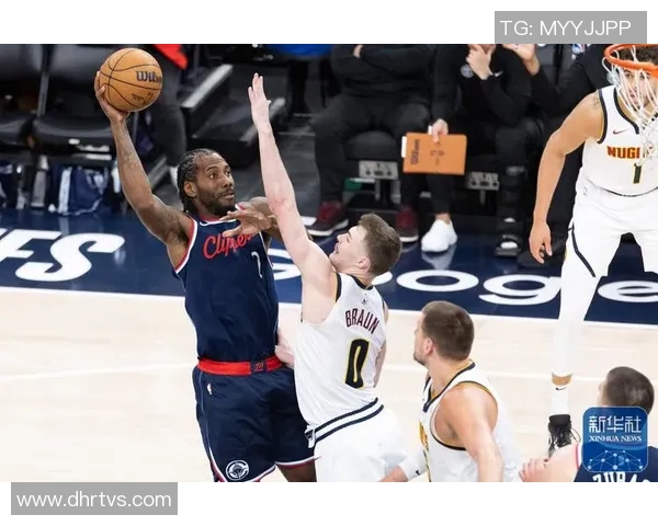 快船队与掘金激战正酣NBA季后赛精彩对决引发球迷热议 快船队与掘金激战正酣NBA季后赛精彩对决引发球迷热议