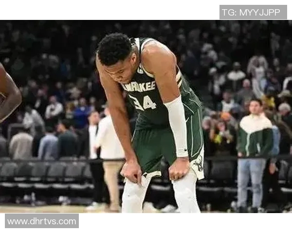 字母哥愤怒撕裂球衣雄鹿惨败后更衣室内冲突升级引发热议 字母哥愤怒撕裂球衣雄鹿惨败后更衣室内冲突升级引发热议